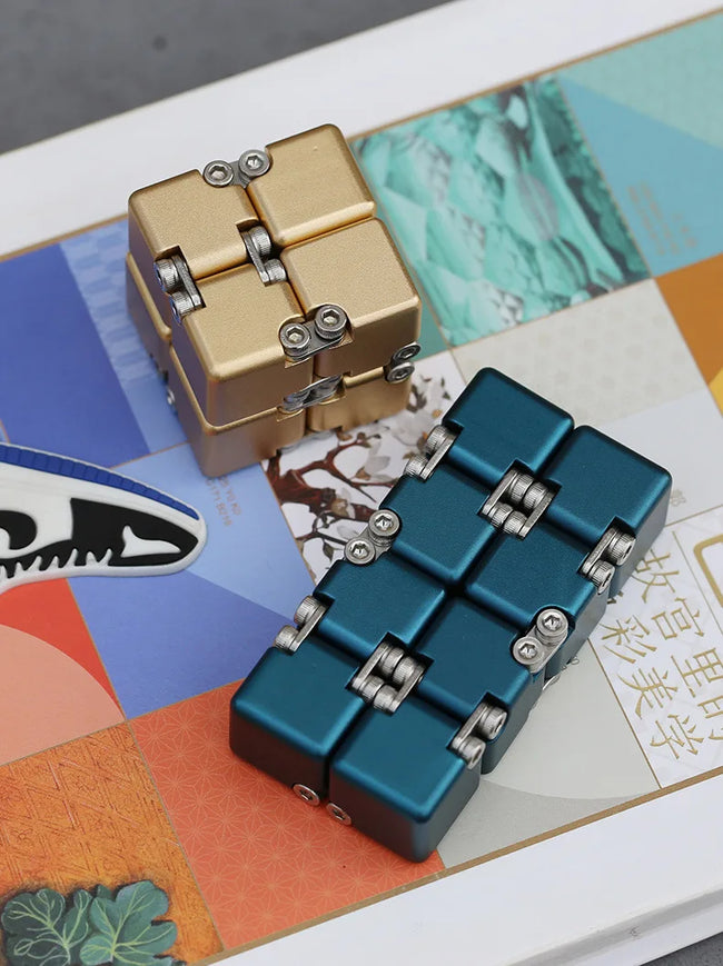 🔄 Kovinski Infinite Magic Cube – mehanska fidget igrača