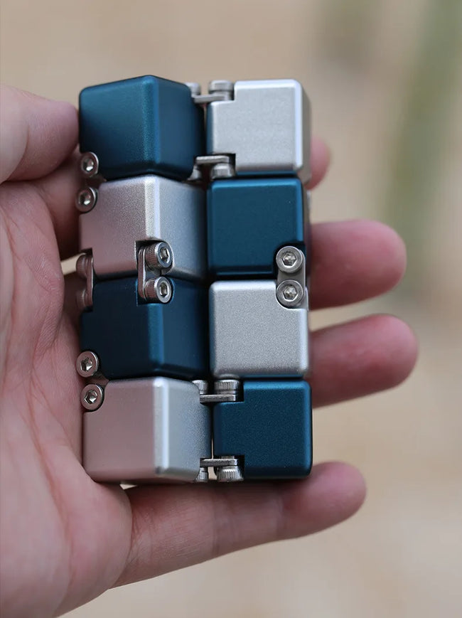 🔄 Kovinski Infinite Magic Cube – mehanska fidget igrača