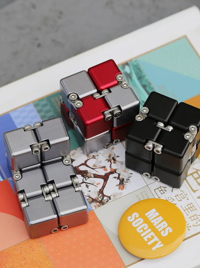 🔄 Kovinski Infinite Magic Cube – mehanska fidget igrača