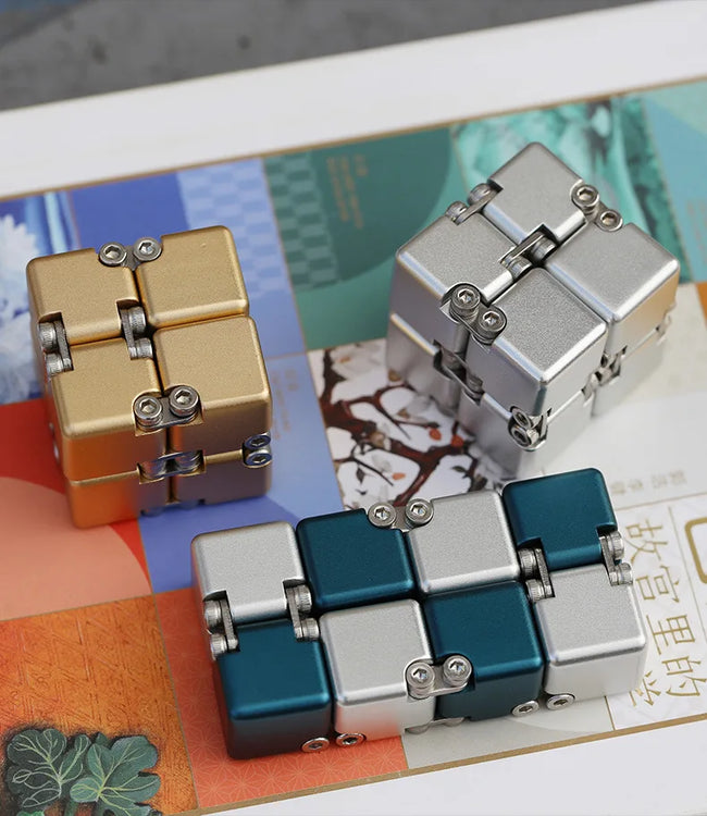 🔄 Kovinski Infinite Magic Cube – mehanska fidget igrača